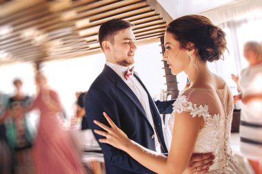 Gelin ve damat düğün kutlama sırasında dansı