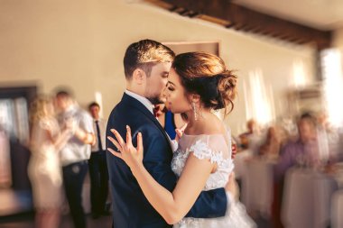 Damat Gelin Düğün dansı sırasında kucaklar.