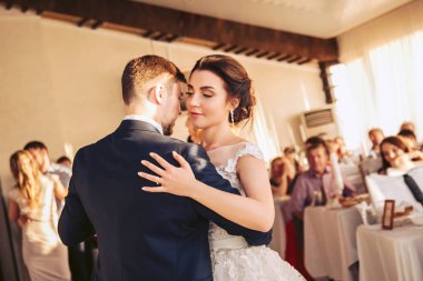 Gelin ve damat bir düğün dans döne döne