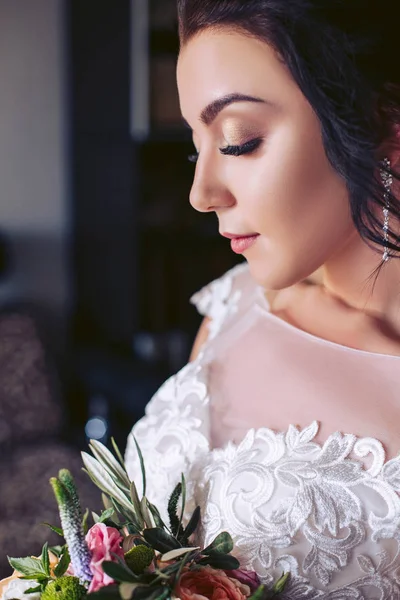 新娘闭上了眼睛 站在一束鲜花上 — 图库照片