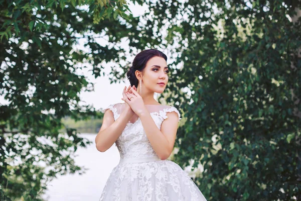 Невеста Красивом Платье Позирует Берегу Реки — стоковое фото