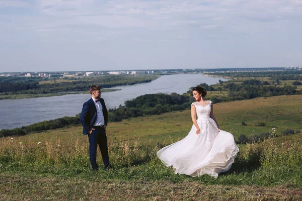 Nowożeńcy Pozowanie Przyrodzie Dniu Ślubu — Zdjęcie stockowe