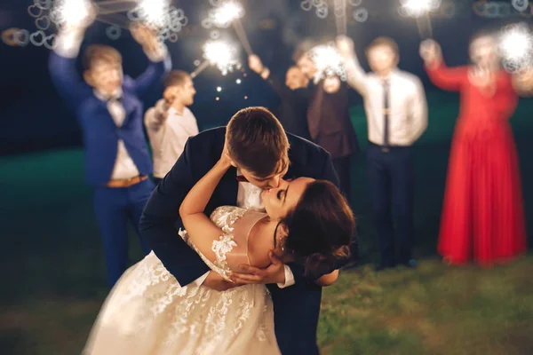 Düğün töreni doğada akşam sırasında öpüşme gelin damat