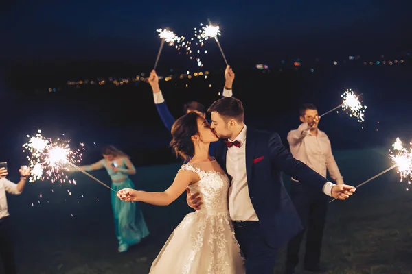 Nowożeńcy Kiss Przytrzymaj Sparkler — Zdjęcie stockowe