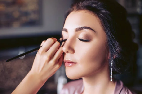 Maquillaje Artista Pone Maquillaje Los Ojos Una Joven Novia —  Fotos de Stock