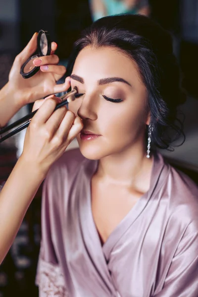 Beautiful Bride Makeup Artist Applies Makeup Wedding Morning Bride — Stock Photo, Image