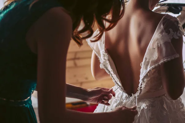 Amigo Ayuda Atar Vestido Novia Novia Imágenes De Stock Sin Royalties Gratis