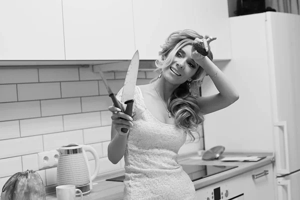 Belle Fille Avec Couteau Dans Main Dans Cuisine — Photo