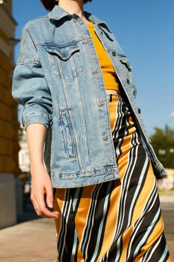 Sarı renklerde resimdeki kız mavi kot ceket. Sokak stili