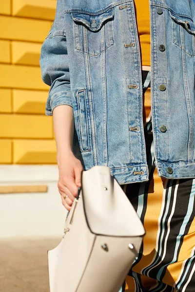 Stilvolles Mädchen Jeansjacke Eile Winkt Mit Einer Weißen Quadratischen Tasche — Stockfoto