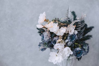Güzel yılbaşı buket çiçek çam dalları ve altın iplik ile dekore edilmiş