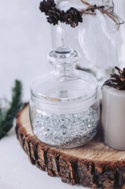 Bir oturum açma ayakta kırık cam, cam kavanoz