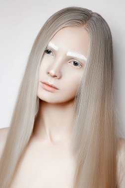 Sarışın beyaz kaşları ve sıkıcı bir yüz ifadesi ile