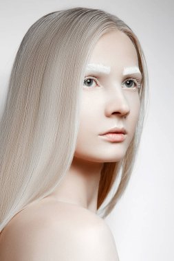 Tatlı bir sarışın beyaz kaşları ile portresi. Kız kafasını çevirerek düz görünüyor