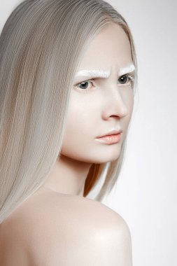 Tatlı bir sarışın beyaz kaşları ile kafasını çevirdi. Ona kaş kaldırdın düz görünüyor.