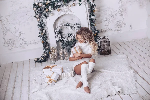 Uma Linda Loira Interior Decorado Para Natal Está Sentada Lado — Fotografia de Stock