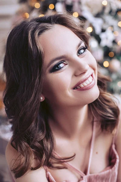 Mooie Brunette Glimlachend Achtergrond Van Een Mooie Kerstboom — Stockfoto