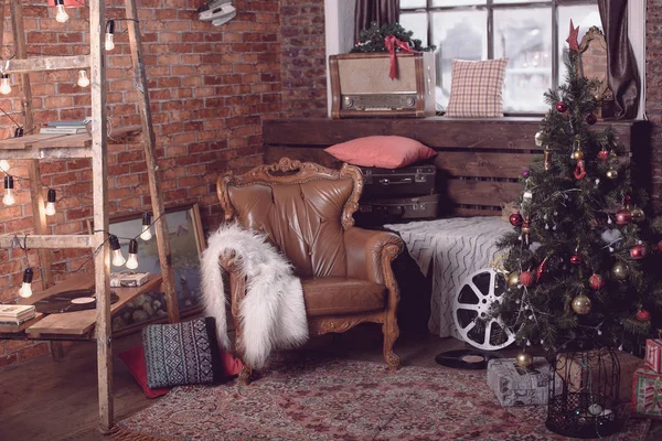 Intérieur Classique Nouvel Chaise Cuir Côté Sapin Noël Décorée Avec — Photo