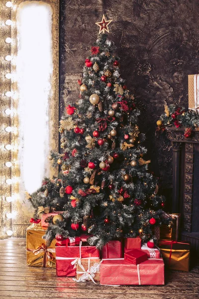 Märchenhafter Weihnachtsbaum Geschmückt Mit Spielzeug Und Einem Kranz Weihnachtsgeschenke Unterm — Stockfoto