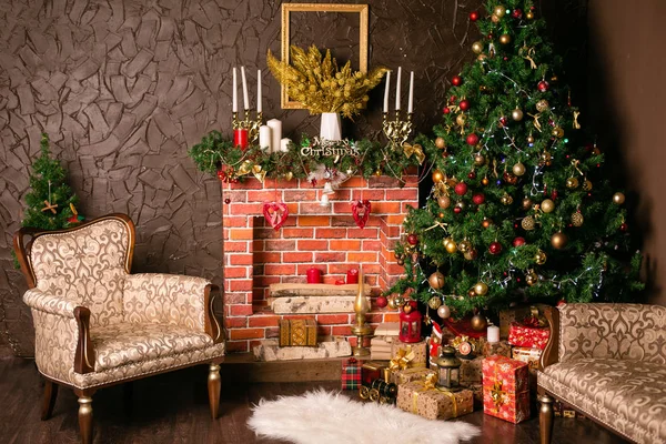 Vackert Vardagsrum Med Dekorativ Tegel Eldstad Inredda För Julen Fir — Stockfoto