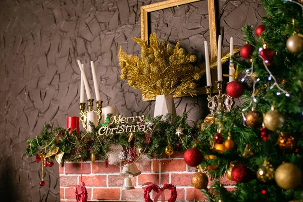 Una Habitación Con Chimenea Decorada Para Navidad Juguetes Navidad Árbol —  Fotos de Stock