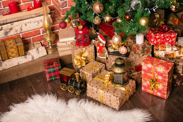 Julklappar Vackra Paket Liggande Golvet Granen — Stockfoto