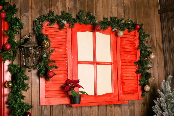 Dekoratives Fenster Rot Weihnachtsdekoration Fichtenzweige Und Spielzeug — Stockfoto