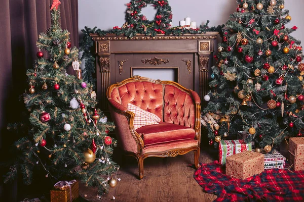 Luxuriöses Interieur Mit Zwei Großen Weihnachtsbäumen Mit Vielen Spielsachen Und — Stockfoto