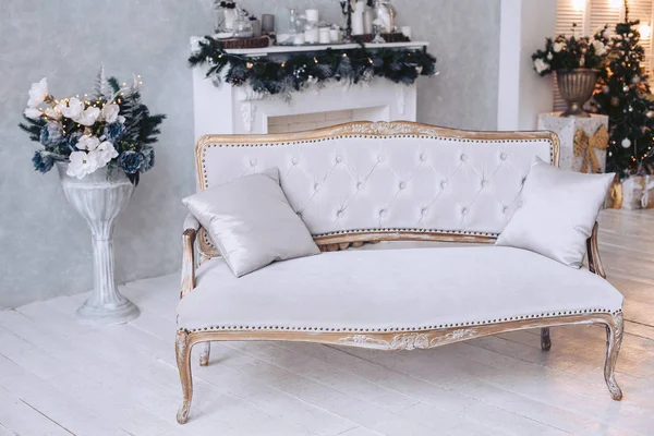 Luxus Interieur Weiß Für Weihnachten Dekoriert Blumensträuße Kamin Mit Tannenzweigen — Stockfoto