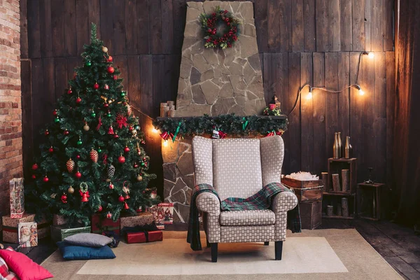 Großer Weihnachtsbaum Geschenke Unterm Baum Weihnachten Interieur Mit Steinkamin — Stockfoto