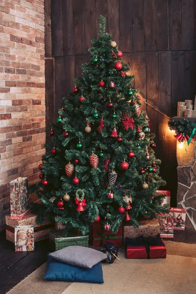 Großer Weihnachtsbaum Geschenke Unterm Baum Kuscheliges Weihnachtsinterieur — Stockfoto