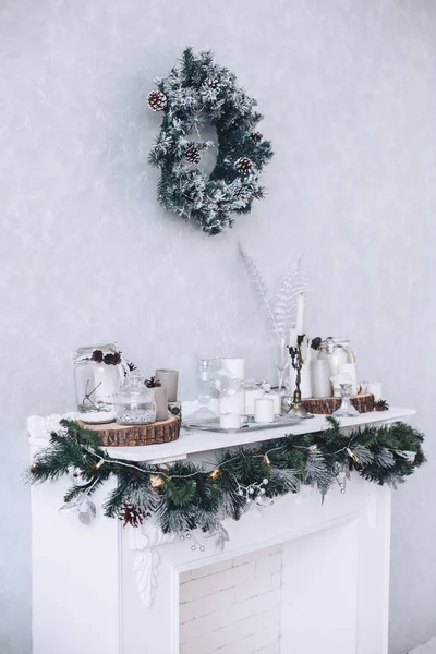 Fehér Díszített Kandalló Karácsonyra Fenyő Ágak Zöld Fenyő Koszorú Lóg — Stock Fotó