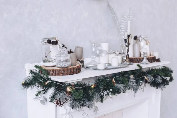 Cheminée Blanche Décorée Pour Noël Grumes Bois Bougies Blanches Avec — Photo