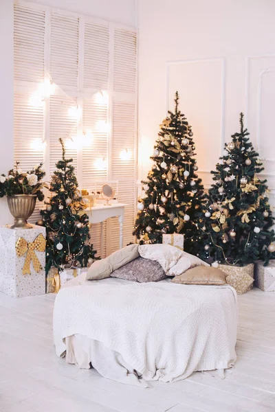 Intérieur Luxueux Avec Des Arbres Noël Décoré Avec Des Jouets — Photo