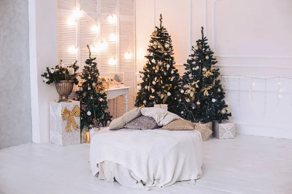 Πολυτελές Εσωτερικό Φως Τρία Όμορφα Χριστουγεννιάτικα Δέντρα Διακοσμημένα Παιχνίδια Χρυσό — Φωτογραφία Αρχείου