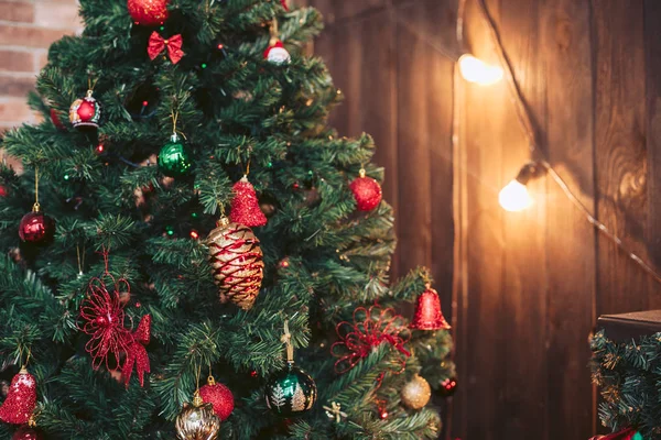Hermoso Árbol Navidad Con Una Guirnalda Fondo — Foto de Stock