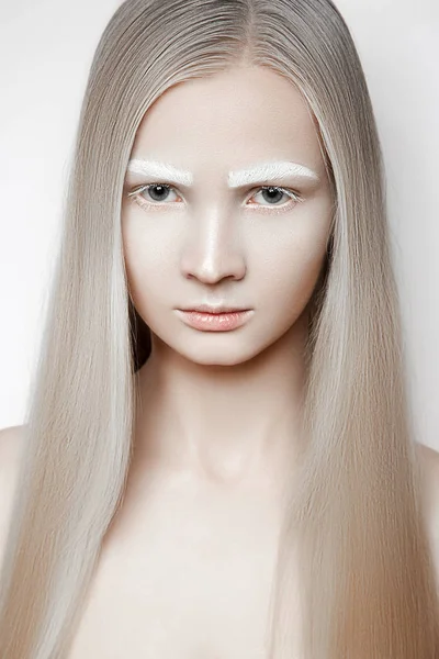 白金髪の女性の肖像画には 眉毛が描かれています 少女が顔をしかめ — ストック写真