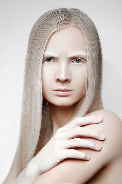 Chica Puso Mano Hombro Linda Rubia Con Cejas Blancas Maquillaje —  Fotos de Stock