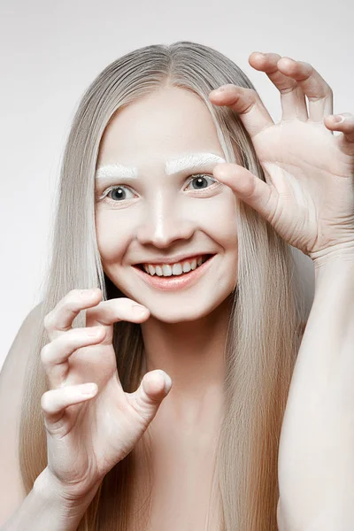 Hübsche Blondine Mit Weißen Augenbrauen Lächelt Und Erschreckt Spielerisch — Stockfoto