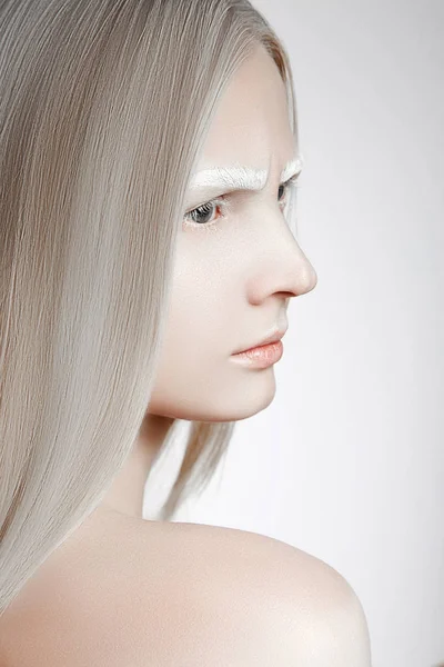 Retrato Una Hermosa Rubia Con Cejas Blancas Perfil Chicas Fruncidas —  Fotos de Stock