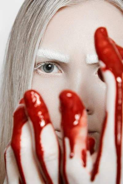 Parmakları Ile Sarı Saçlı Genç Bir Kızla Bakışı Elleri Kan — Stok fotoğraf