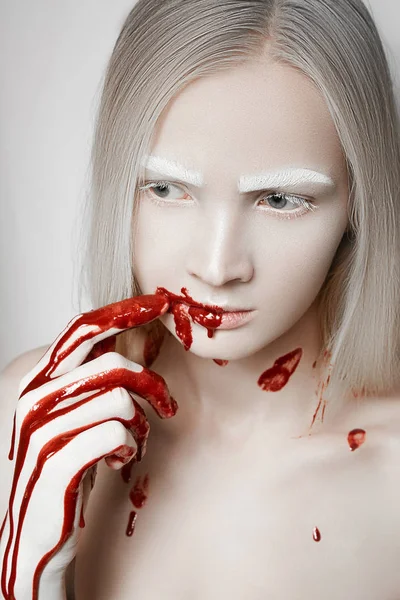 Blondine Berührt Gesicht Mit Blutiger Hand — Stockfoto