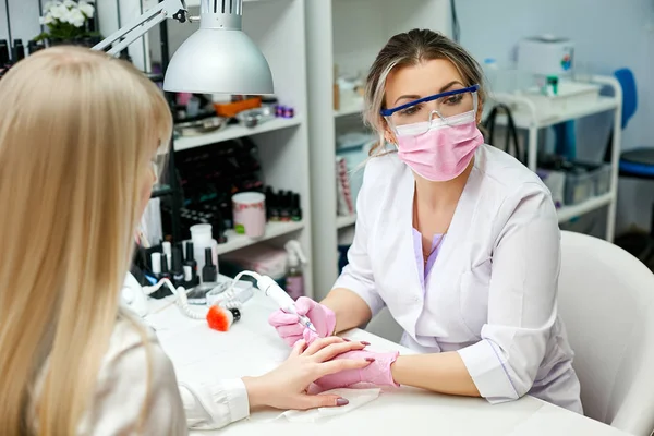 Manicurist Removes Old Coating Nails Blond Client Beauty Salon Concept — Stock Photo, Image