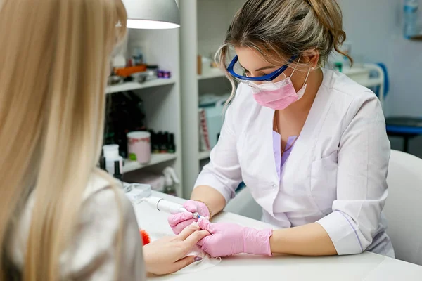 Master Beauty Salon Work Blond Manicurist White Coat Removes Cuticle — Stock Photo, Image