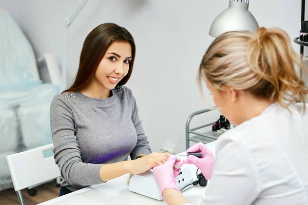 Brunette Girl Gray Sweater Came Beauty Salon New Beautiful Manicure — Stock Photo, Image