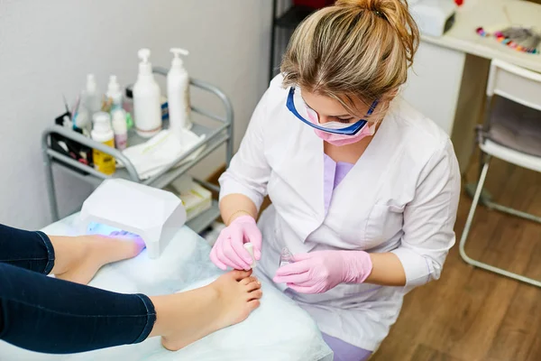 Pedicure Beauty Salon Specialist Performs Work Foot Care — Stock Photo, Image