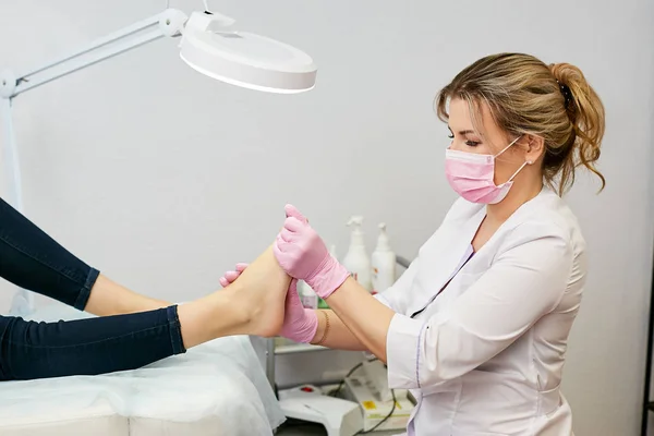 Pedicure Specjalista Wykonuje Pracę Pielęgnacji Stóp Salonie Piękności — Zdjęcie stockowe