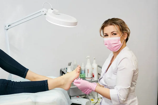 Pedicure Paznokci Technik Pracownika Wykonującego Procedurę Pielęgnacji Stóp Salonie Piękności — Zdjęcie stockowe