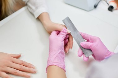 Kızlar işlem çivi bir güzellik salonu bir tırnak törpüsü ile