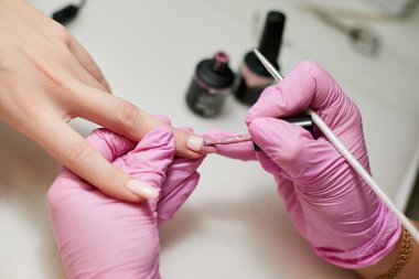 Manikürcü kız bir güzellik salonu içinde çivi bir degrade yapar